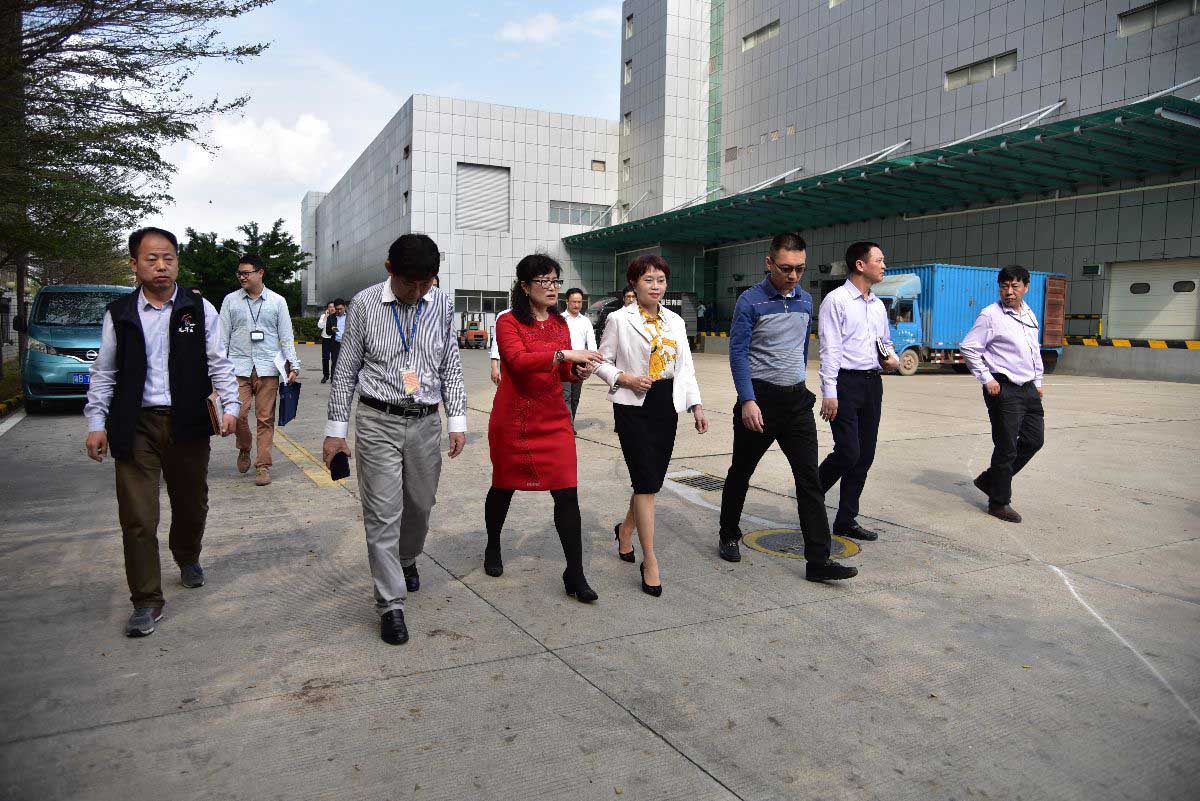 龙华区区委常委、常务副区长张纳沙率队莅临国药致君检查指导2.jpg